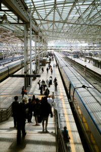 Menschen auf einem Bahnsteig als Illustration zum Pendeln ohne Auto