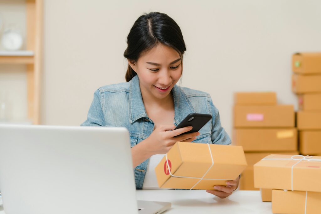 Unternehmerin scannt ein Paket für den digitalen Produktpass