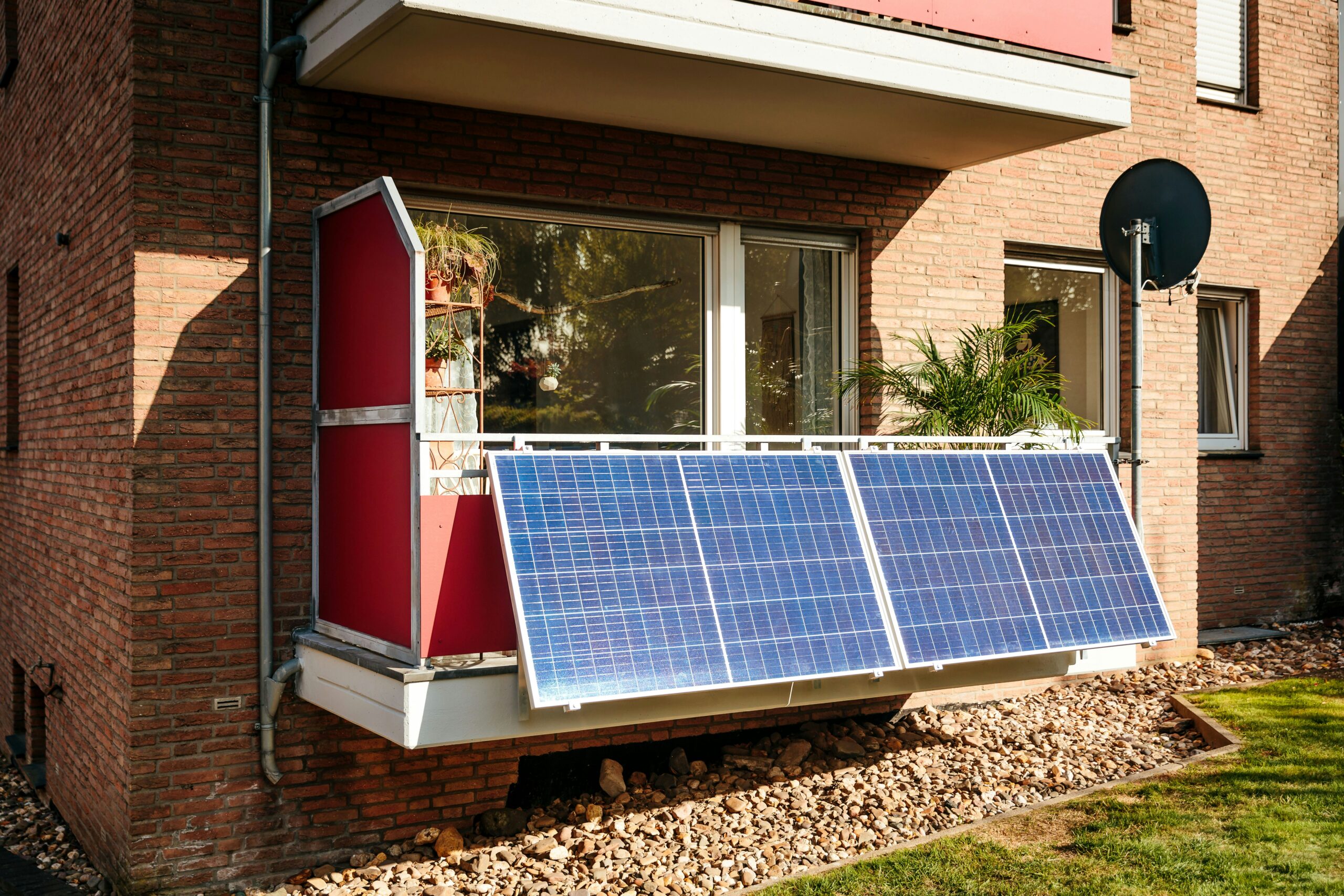 Solarmodule auf einem Stadtbalkon als Balkonkraftwerk mit Speicher