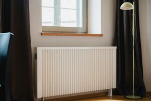 Thermostat an einem Heizkörper zur bedarfsgerechten Einstellung der Raumtemperatur