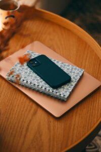 Laptop und Smartphone auf einem Schreibtisch als Beispiel für digitale Geräte im Alltag