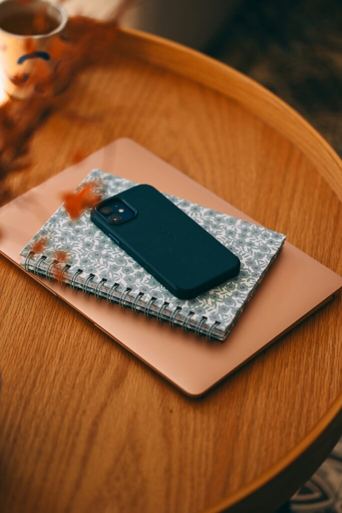 Laptop und Smartphone auf einem Schreibtisch als Beispiel für digitale Geräte im Alltag